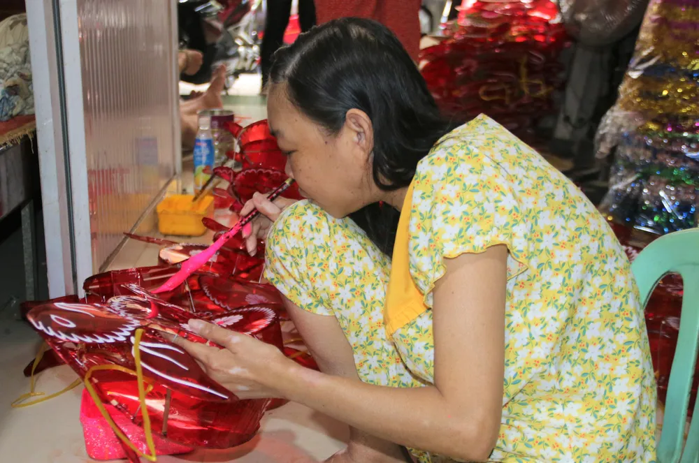 Công đoạn vẽ yêu cầu sự tỉ mỉ, khéo tay. Ảnh: THẢO PHƯƠNG Công đoạn vẽ yêu cầu sự tỉ mỉ, khéo tay. Ảnh: THẢO PHƯƠNG