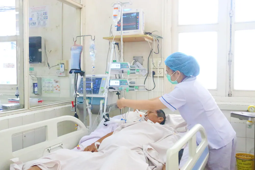 Chị Lê Huỳnh Trâm hằng ngày chăm sóc từ ba đến bốn BN nặng. Ảnh: THẢO PHƯƠNG