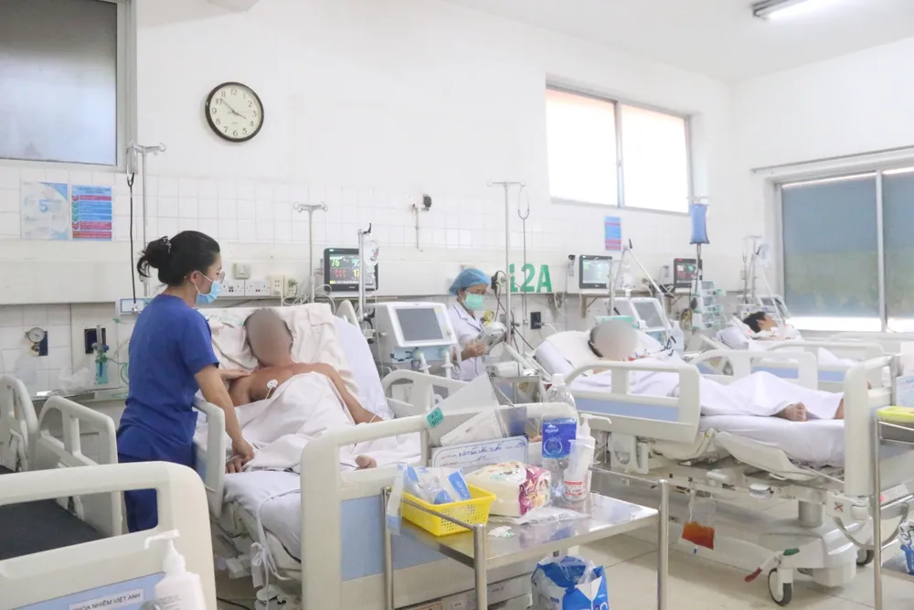 Các điều dưỡng tất bật công việc chăm sóc bệnh nhân. Ảnh: THẢO PHƯƠNG