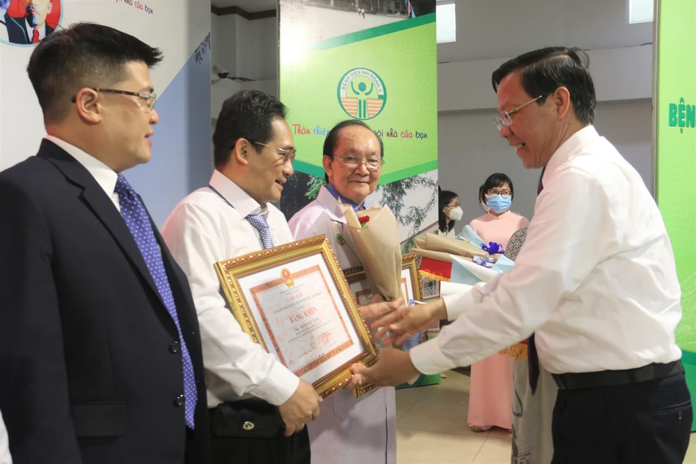 Ông Phan Văn Mãi biểu dương ê kíp ghép thận và các đơn vị có liên quan. Ảnh: THẢO PHƯƠNG