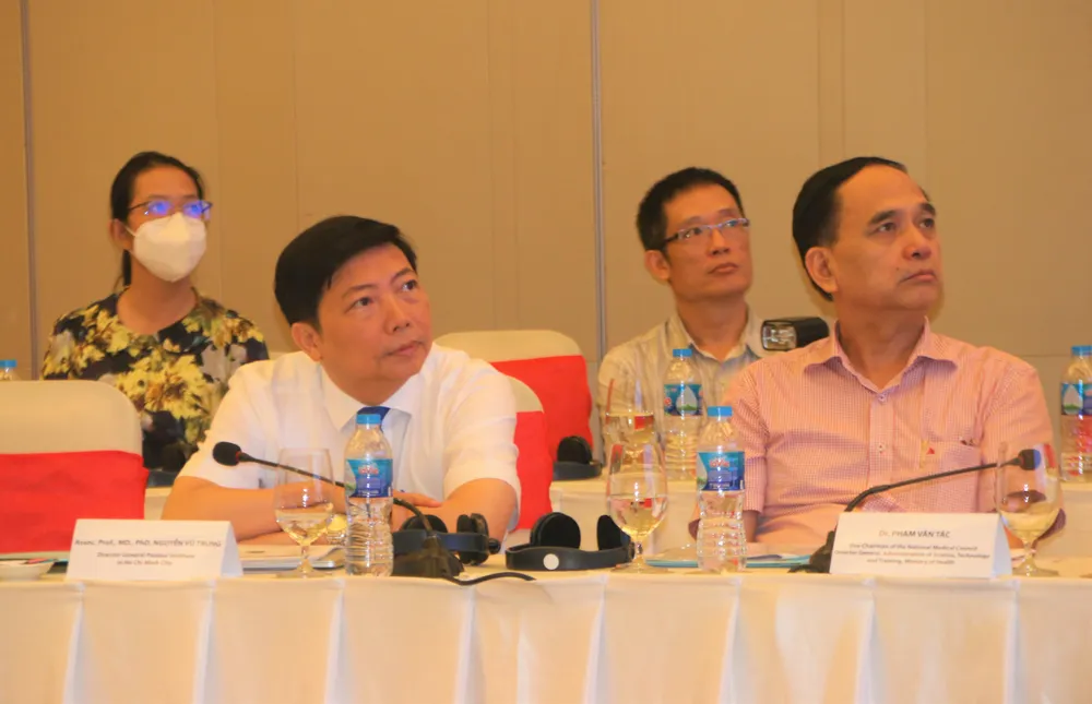 Ông Nguyễn Vũ Trung (áo trắng) cho biết số ca mắc và tử vong do SXH đều tăng so với cùng kỳ năm 2021. Ảnh: THẢO PHƯƠNG Ông Nguyễn Vũ Trung (áo trắng) cho biết số ca mắc và tử vong do SXH đều tăng so với cùng kỳ năm 2021. Ảnh: THẢO PHƯƠNG