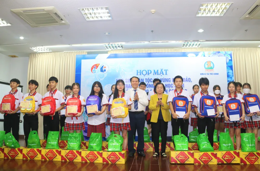 Trao 130 suất học bổng cho các HS bị ảnh hưởng bởi dịch COVID-19. Ảnh: THẢO PHƯƠNG