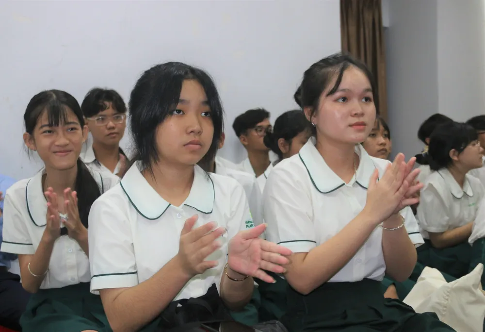 Các em HS cảm thấy may mắn khi nhận được sự hỗ trợ từ quỹ học bổng. Ảnh: THẢO PHƯƠNG