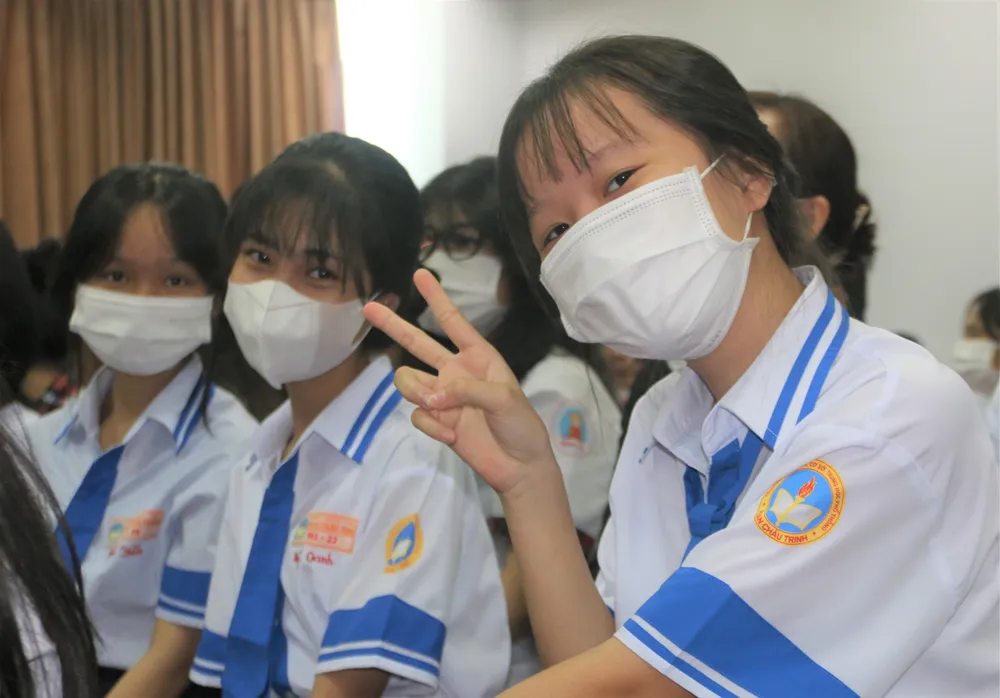 Các học sinh vui mừng khi nhận được học bổng. Ảnh: THẢO PHƯƠNG