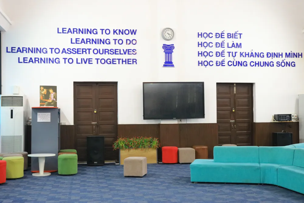 Ngoài ra, nhà trường cũng bố trí thêm tivi để trình chiếu phim tư liệu, phục vụ quá trình sinh hoạt, đưa kiến thức đến các em một cách sinh động hơn.