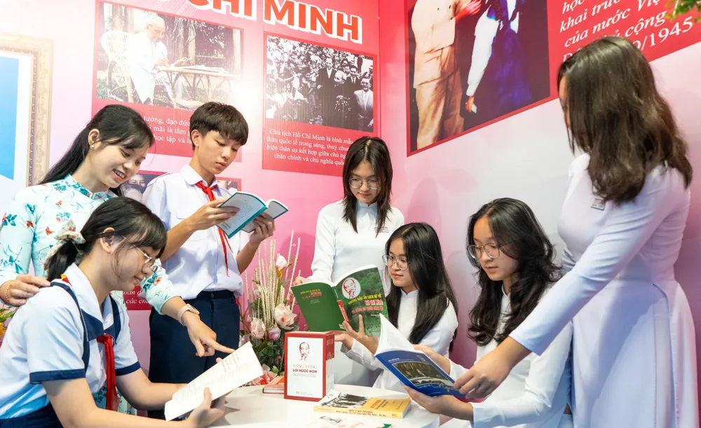 Cô Hồng Phúc, trợ lý thanh niên trường cho hay bên cạnh truyền tải thông điệp qua không gian văn hóa Hồ Chí Minh, các thầy cô lồng ghép nhiều hình ảnh, video, âm thanh, trò chơi trên lớp, kể chuyện vào buổi chào cờ sáng thứ hai…để truyền tải thông điệp đến các em. Ảnh: CLB Specture trường THPT chuyên Trần Đại Nghĩa