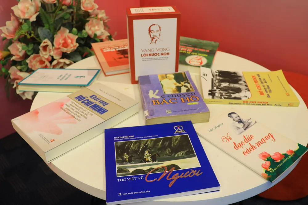 Khu vực trưng bày băng, đĩa, phim tư liệu, tài liệu, sách về Bác.