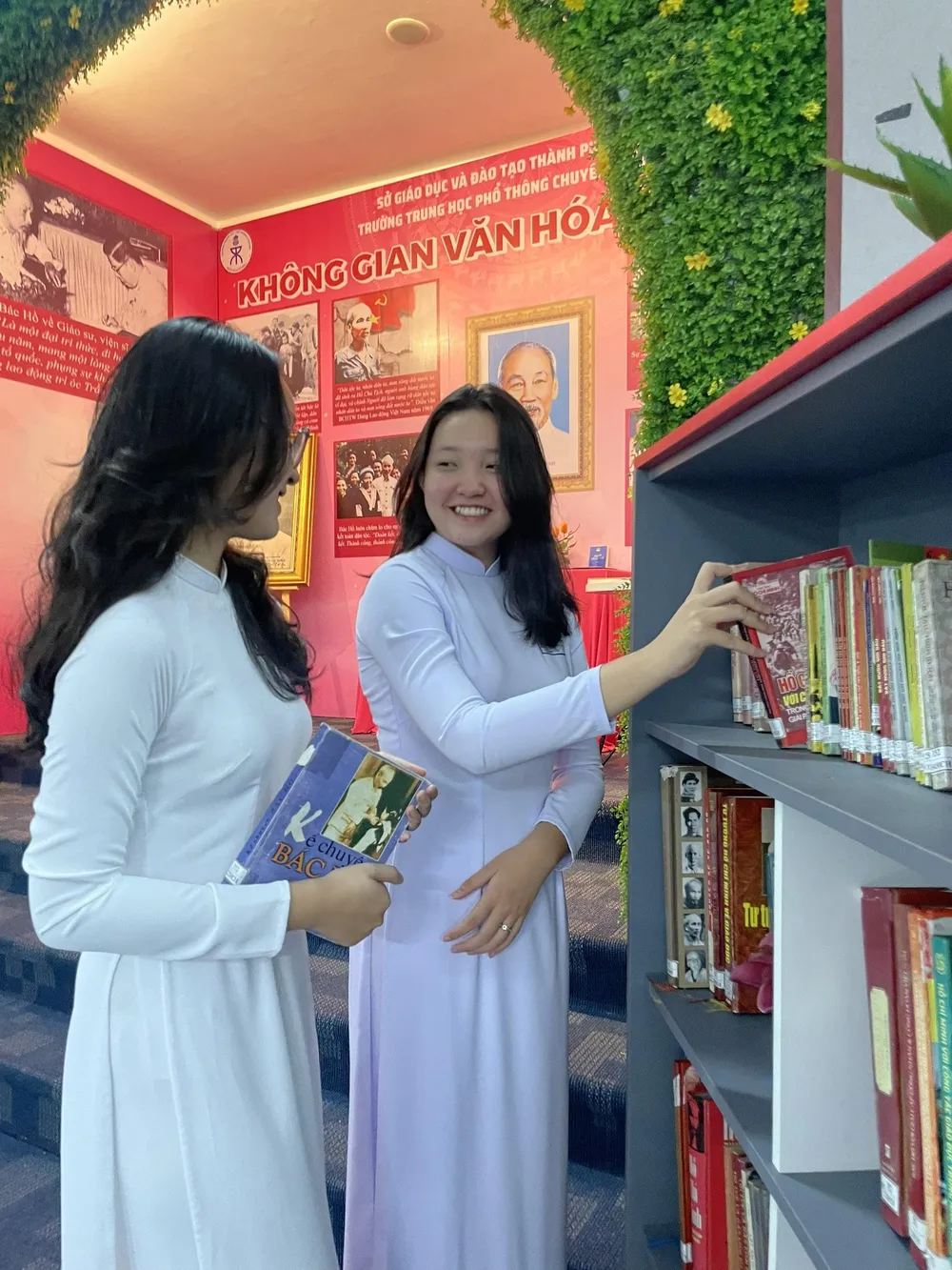 Các tủ sách trong khu vực “Góc xanh”, góc học tập, triển lãm sách về Chủ tịch Hồ Chí Minh phục vụ nhu cầu tham khảo, đọc thêm cho học sinh. Ảnh: CLB Specture trường THPT chuyên Trần Đại Nghĩa