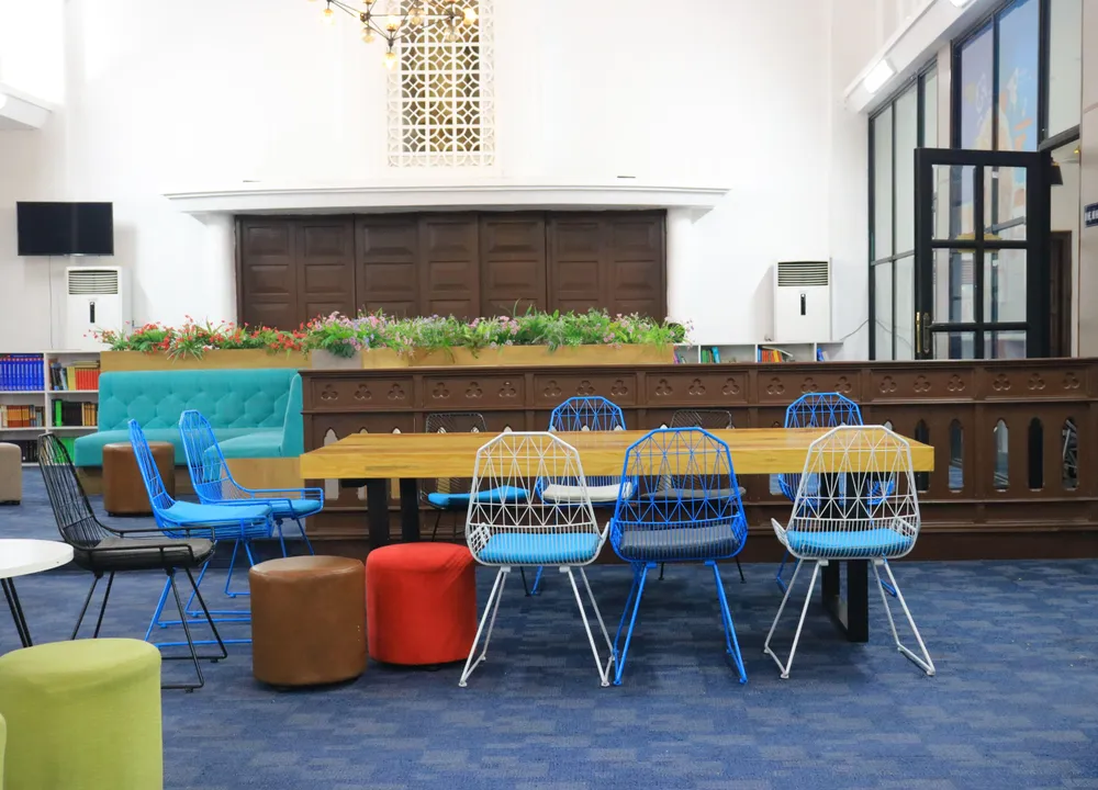 Với không gian học tập rộng rãi, thoáng mát, tiện nghi thích hợp để các em học sinh đến để học nhóm, thảo luận, tự học.