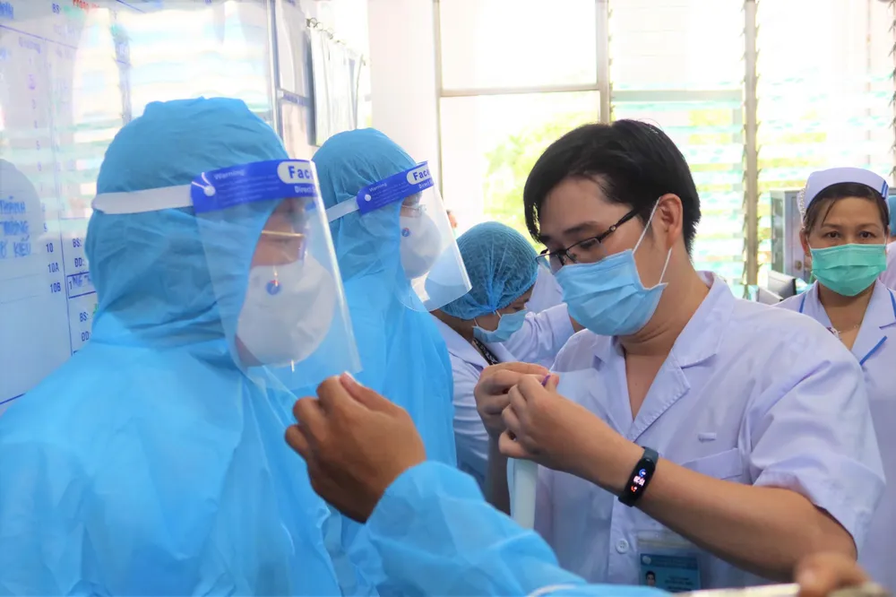 Đại diện Bộ Y tế mặc đồ bảo hộ tới thăm bệnh nhân đầu tiên mắc đậu mùa khỉ. Ảnh: TRẦN MINH Đại diện Bộ Y tế mặc đồ bảo hộ tới thăm bệnh nhân đầu tiên mắc đậu mùa khỉ. Ảnh: TRẦN MINH