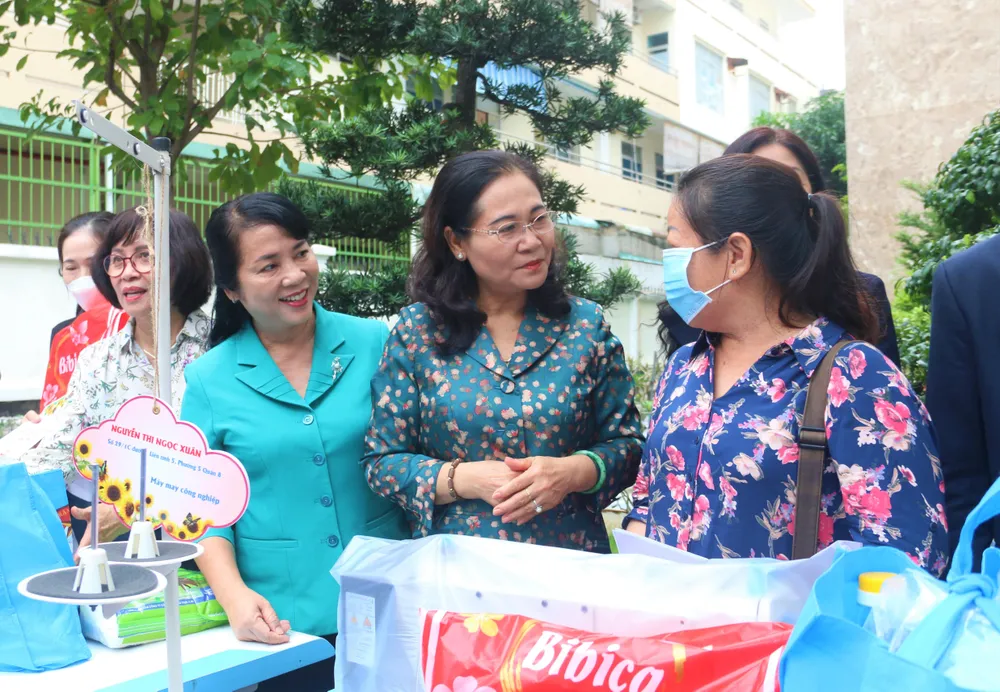 Được tặng máy may, chị Nguyễn Thị Ngọc Xuân cho biết sẽ nhận hàng trên công ty về nhà may vào buổi tối. Ảnh: TÚ NGÂN