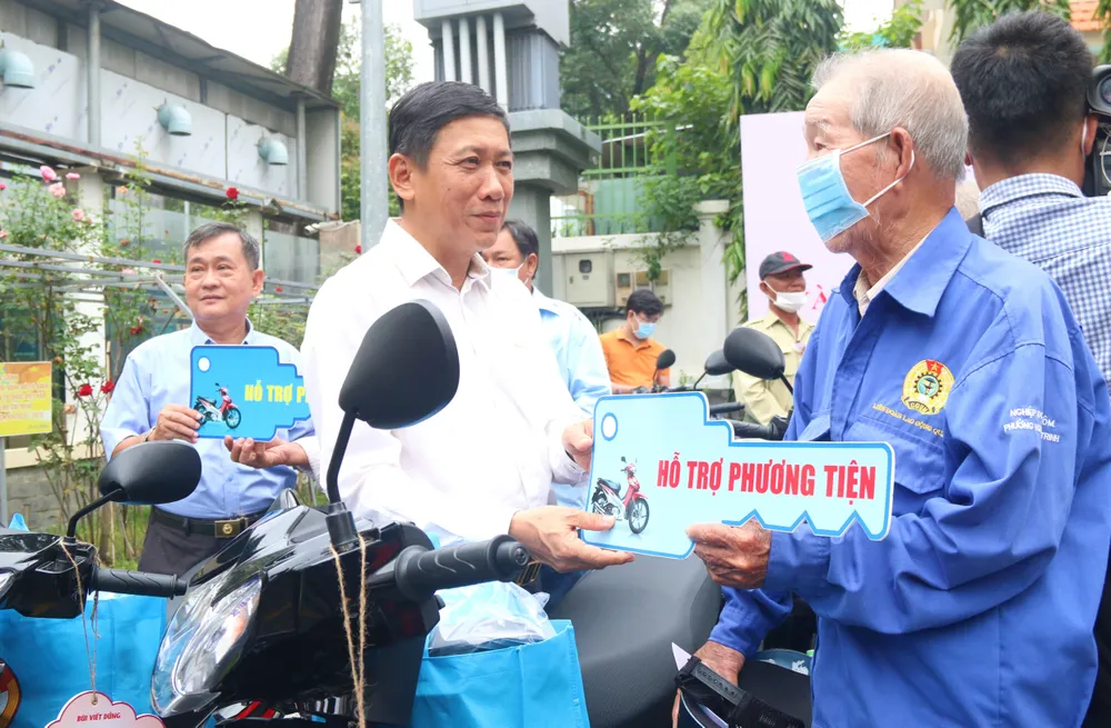 Ông Ngô Văn Thảo không giấu được niềm vui khi nhận chiếc xe máy để mưu sinh. Ảnh: TÚ NGÂN