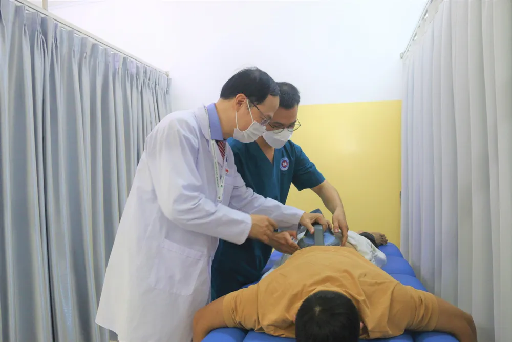 Ths. BS Trịnh Quang Anh đang điều trị cho bệnh nhân. Ảnh: THẢO PHƯƠNG