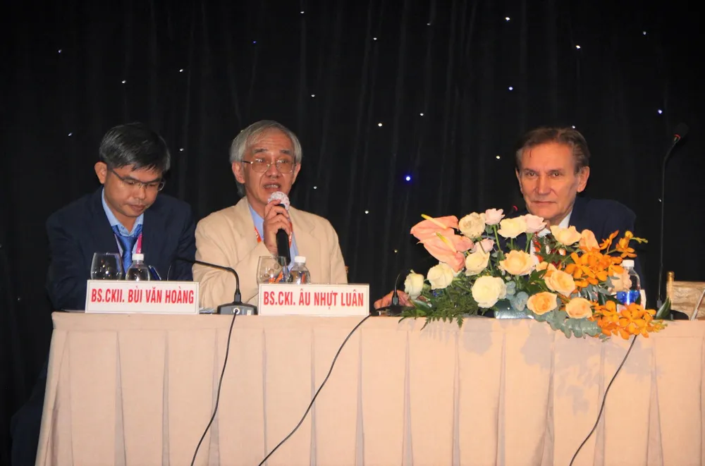 Những vấn đề về điều trị ung thư được các BS đầu ngành chia sẻ tại hội thảo. Ảnh: TÚ NGÂN Những vấn đề về điều trị ung thư được các BS đầu ngành chia sẻ tại hội thảo. Ảnh: TÚ NGÂN