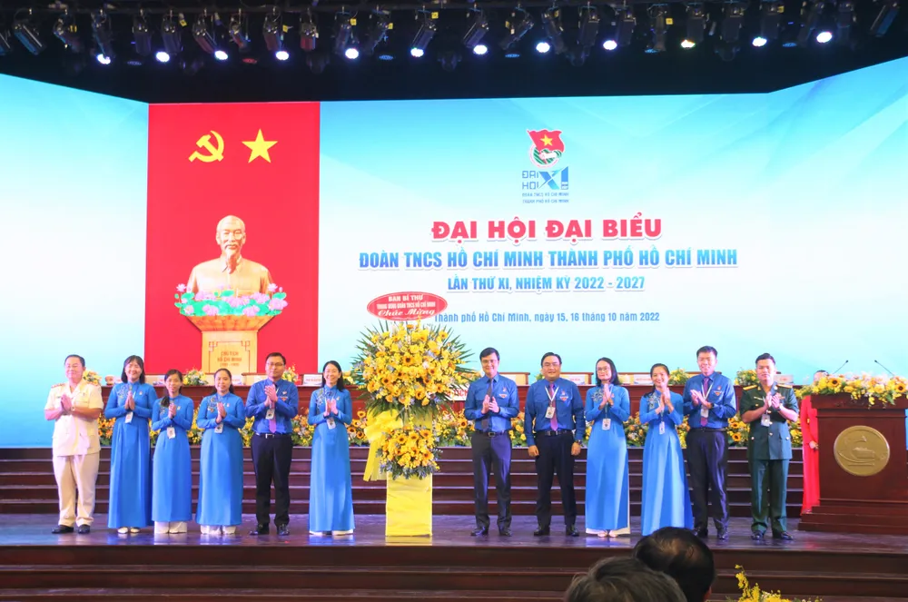 Ông Bùi Quang Huy tặng hoa cho BCH khóa mới. Ảnh: THẢO PHƯƠNG