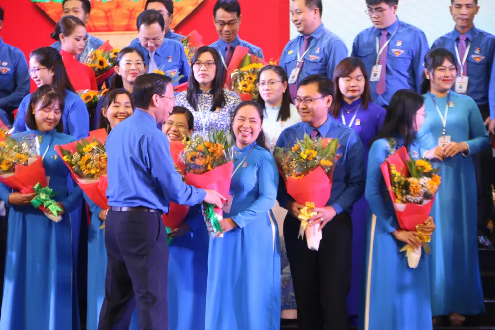 Chủ tịch UBND TP.HCM Phan Văn Mãi tặng hoa ban chấp hành khóa XI. Ảnh: THẢO PHƯƠNG