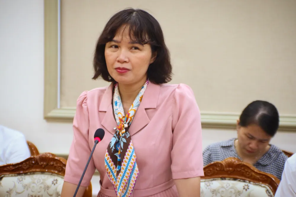 Bà Lê Hồng Nga, Phó giám đốc Trung tâm Kiểm soát Bệnh tật TP.HCM chia sẻ tại buổi giám sát. Ảnh: TÚ NGÂN