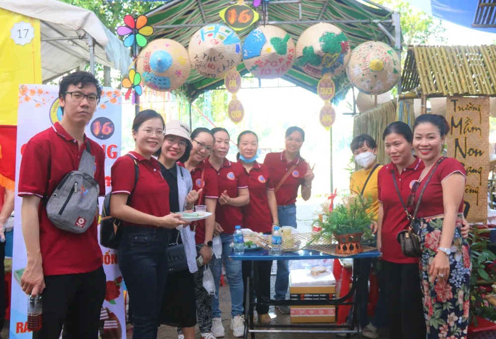 Đội thi trường THCS Trần Quang Khải trưng bày món rau câu và gỏi cuốn. Ảnh: THẢO PHƯƠNG