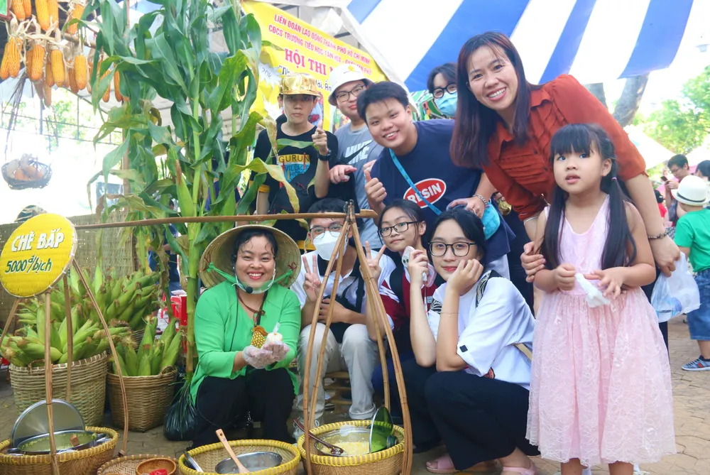 Gánh chè bắp trường THPT Nam Kỳ Khởi Nghĩa thu hút đông đảo khách hàng. Ảnh: THẢO PHƯƠNG