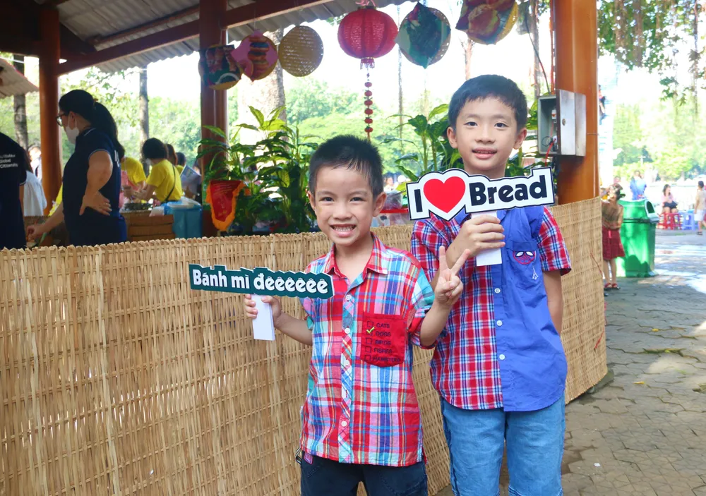 Trẻ em hào hứng tham gia các gian hàng ẩm thực. Ảnh: THẢO PHƯƠNG