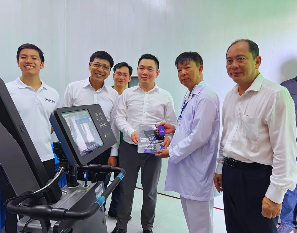 PGS-TS Tăng Chí Thượng, Giám đốc Sở Y tế TP.HCM (ngoài cùng bên phải) trực tiếp trao bộ máy X-quang cho xã đảo Thạnh An. Ảnh: NVCC