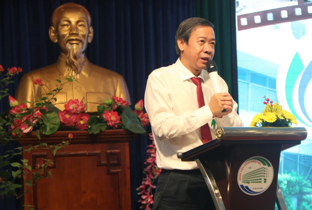 GS-TS Nguyễn Văn Vĩnh Châu, Phó Giám Đốc Sở Y tế TP.HCM gửi lời chúc mừng BV. Ảnh: THẢO PHƯƠNG