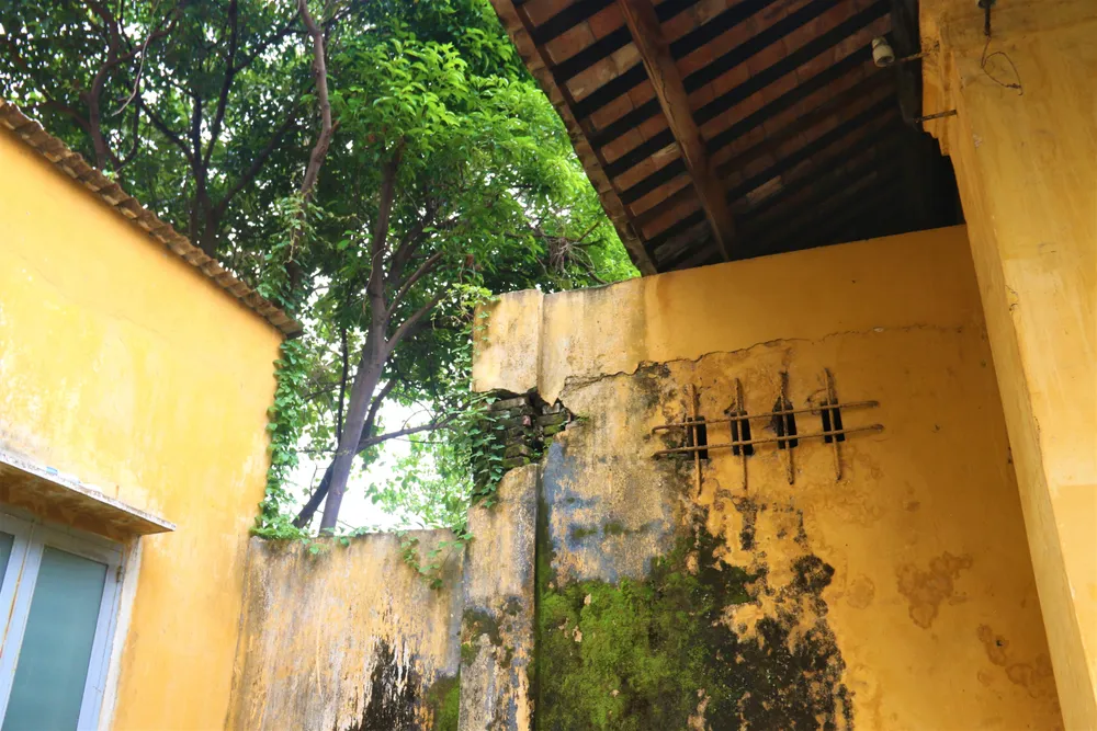 Một góc rêu phong của Di tích trại giam Tổng bí thư Trần Phú. Ảnh: THẢO PHƯƠNG