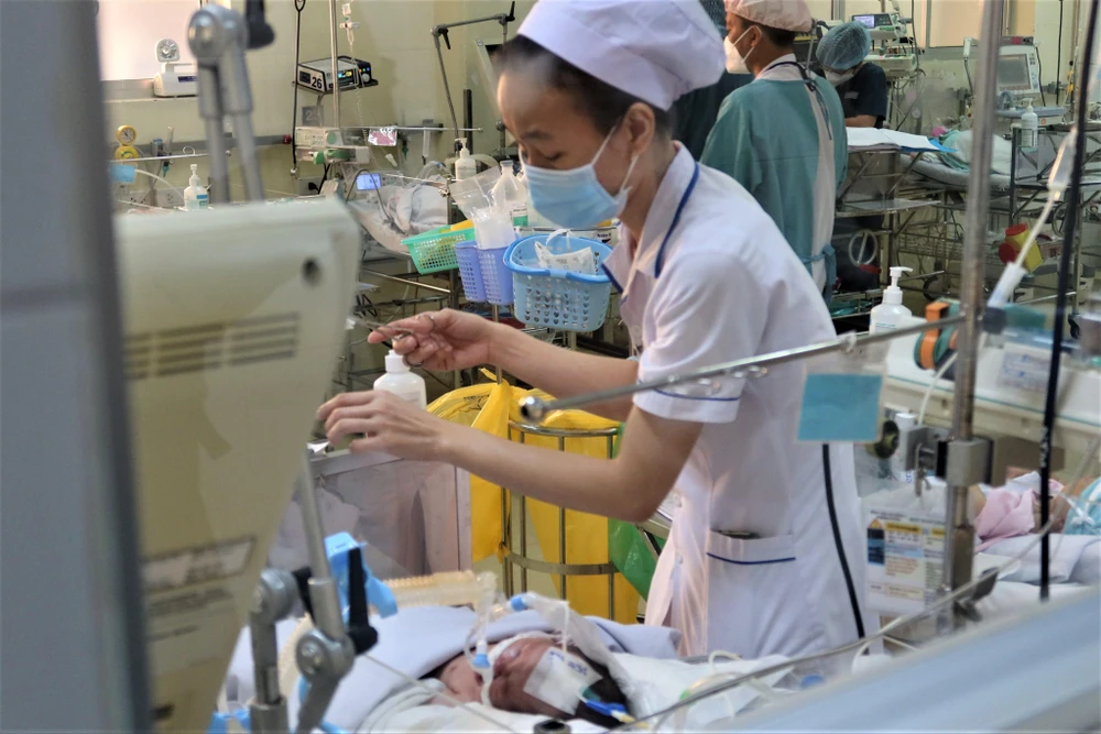Bé trai hiện nằm khoa Hồi sức sơ sinh BV Nhi đồng 1. Ảnh: TRẦN MINH