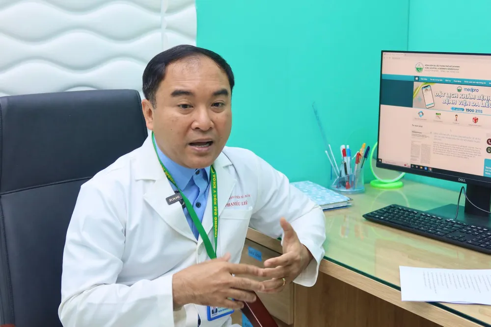 PGS-TS-BS Phạm Hiếu Liêm, Trưởng đơn vị phẫu thuật thẩm mỹ (Bệnh viện Da liễu TP.HCM). Ảnh: TRẦN MINH