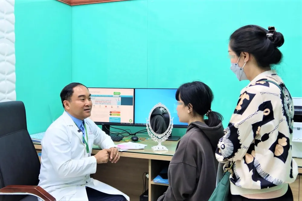 BS Phạm Hiếu Liêm đang tư vấn cho khách hàng về phẫu thuật thẩm mỹ mở góc mắt. Ảnh: TRẦN MINH