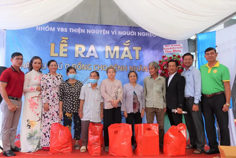 Ngày ra mắt nhà lưu trú, vợ chồng chị Nga tặng 100 suất quà cho bà con nghèo trong địa phương. Ảnh: TRẦN MINH Ngày ra mắt nhà lưu trú, vợ chồng chị Nga tặng 100 suất quà cho bà con nghèo trong địa phương. Ảnh: TRẦN MINH