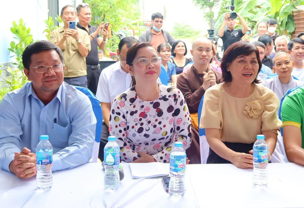 Ông Nguyễn Thanh Đồng, Phó chủ tịch UBND phường Long Phước (ngoài cùng bên trái). Ảnh: TRẦN MINH Ông Nguyễn Thanh Đồng, Phó chủ tịch UBND phường Long Phước (ngoài cùng bên trái). Ảnh: TRẦN MINH