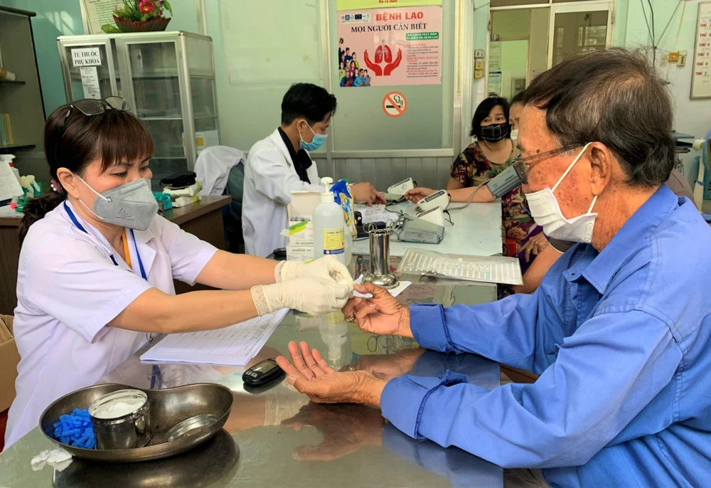 Thăm khám tầm soát bệnh lao cho người dân.Ảnh: THẢO PHƯƠNG