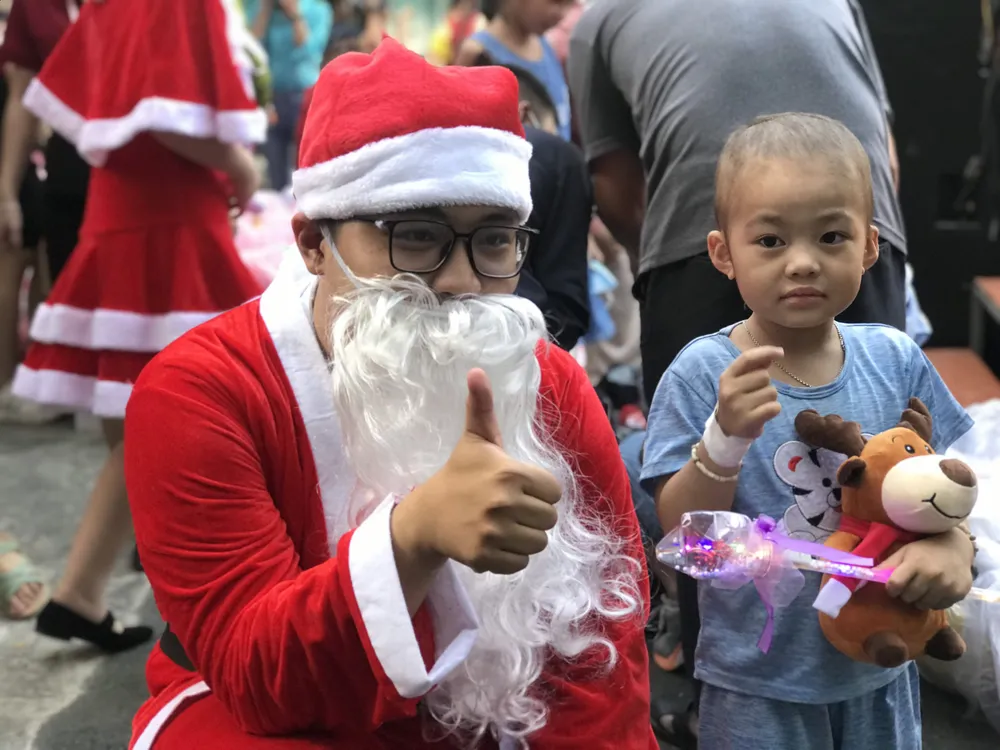 Bé Lê Huỳnh Đông vui vẻ nhận quà giáng sinh. Ảnh: TRẦN MINH