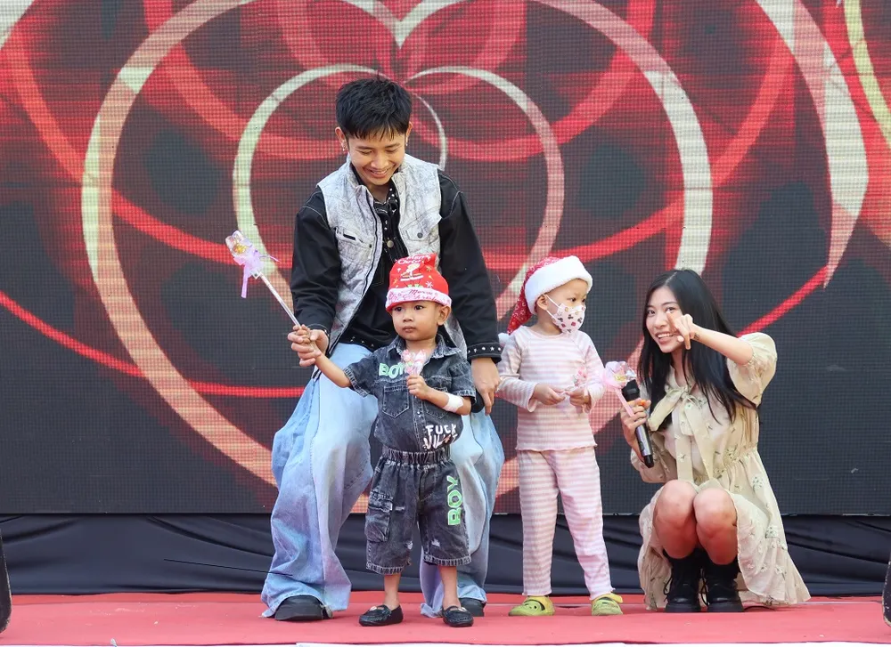 Các ca sĩ đến biểu diễn miễn phí. Ảnh: TRẦN MINH