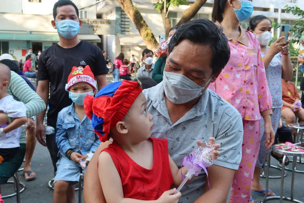 Anh Nguyễn Anh Tâm đưa con đến tham gia chương trình. Ảnh: TRẦN MINH