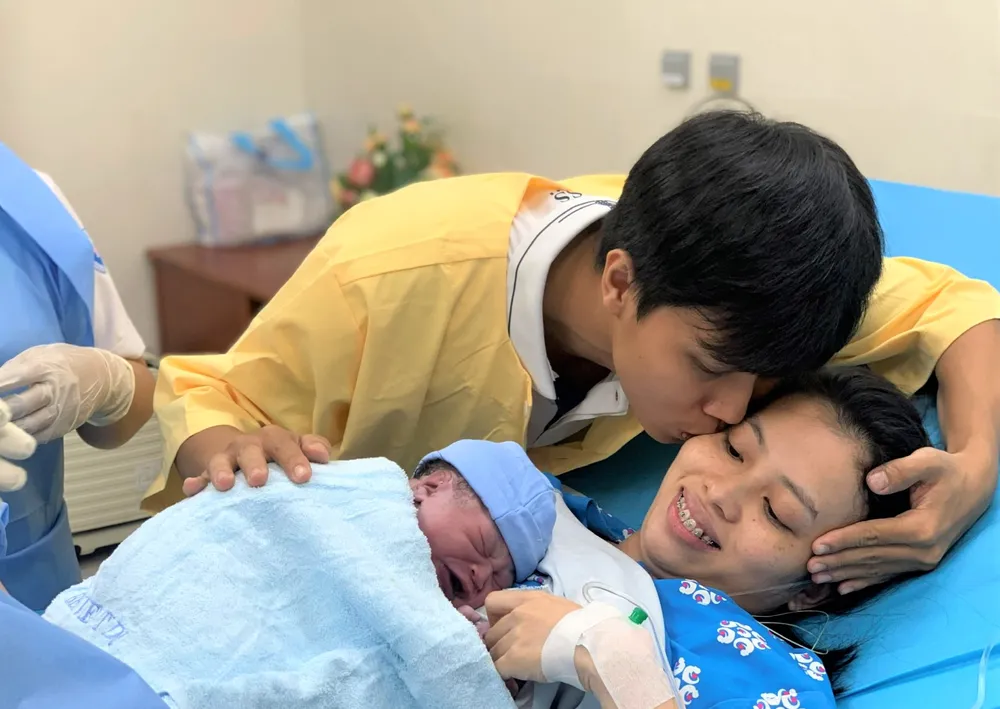 Nụ hôn thay cho hai tiếng &apos;cảm ơn&apos; chị U được nhận từ chồng. Ảnh: THẢO PHƯƠNG