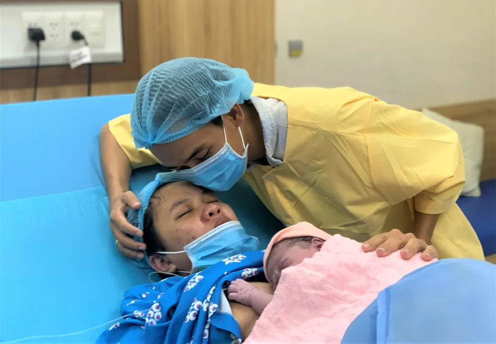 Cái ôm động viên của chồng dành cho chị D có lẽ đáng giá nhất lúc này. Ảnh: THẢO PHƯƠNG