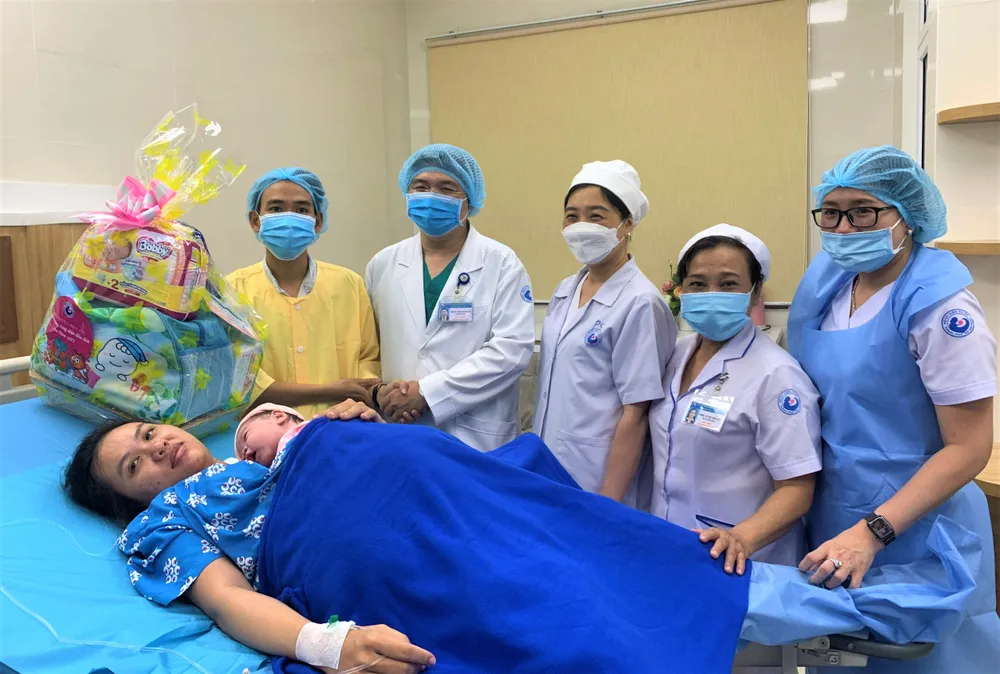 BS-CK2 Phạm Thanh Hải (thứ 2 từ trái sang) bắt tay chia vui cùng người nhà sản phụ. Ảnh: THẢO PHƯƠNG