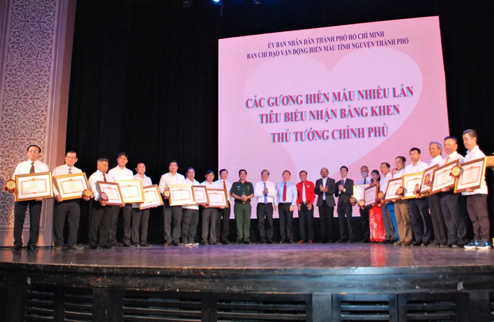 17 cá nhân hiến máu trên 70 lần được nhận bằng khen của Thủ tướng Chính phủ. Ảnh: THẢO PHƯƠNG