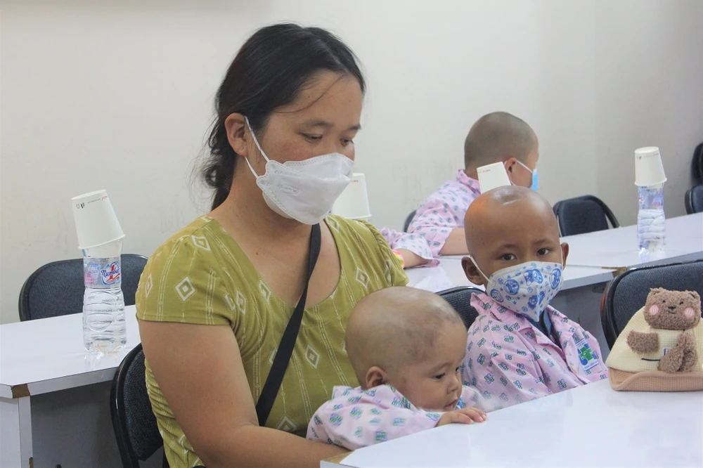 Các bệnh nhi nội và ngoại trú được nhận quà đều thuộc khoa Ung bướu nhi, BV Ung bướu TP.HCM. Ảnh: THẢO PHƯƠNG