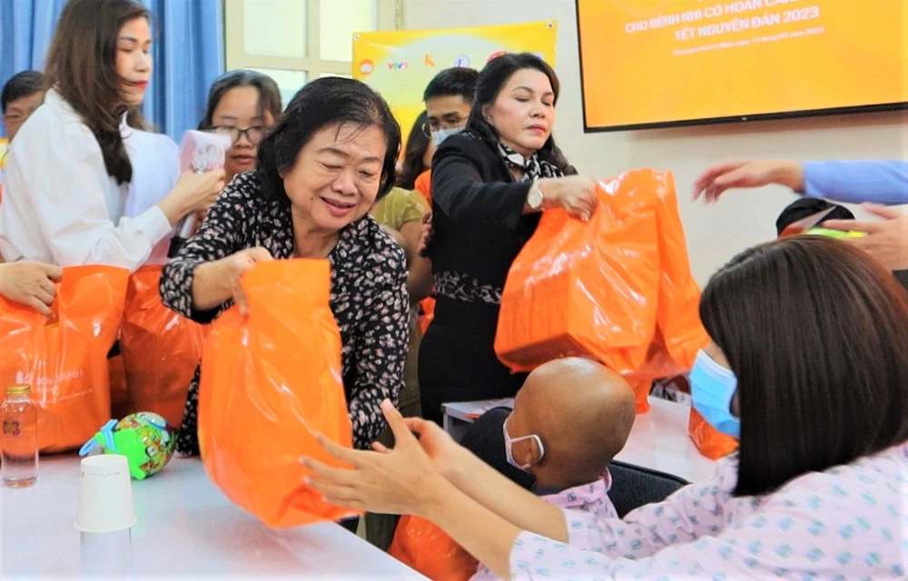 Bà Trương Mỹ Hoa tặng quà cho các bệnh nhi. Ảnh: TRẦN MINH