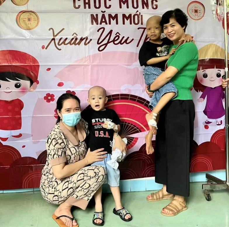 Chị Lê Tường Vy (áo xanh) là người sáng lập nhóm thiện nguyện. Ảnh: NVCC