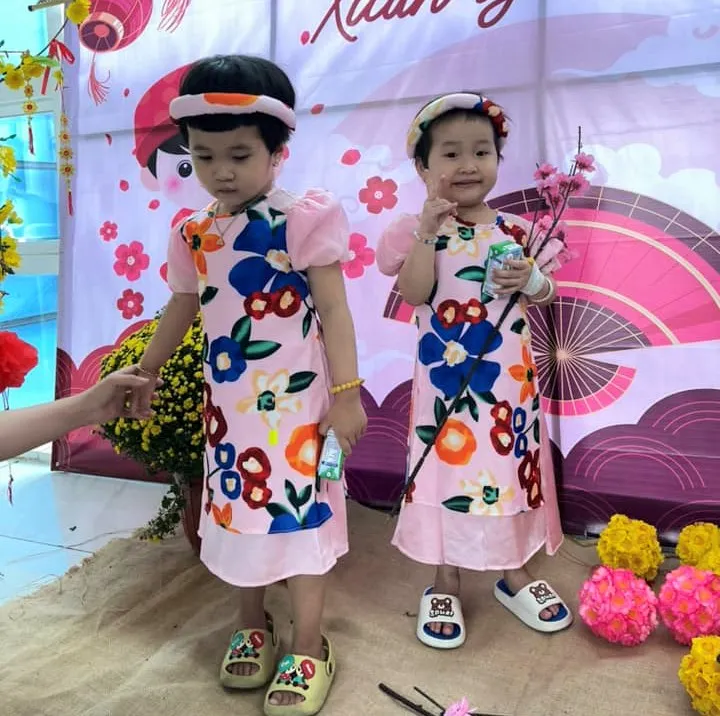 Các con được thoải mái lựa đồ theo sở thích. Ảnh: NVCC