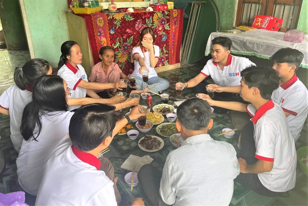 Các thành viên quây quần cùng bà Lê Thị Nga ăn bữa cơm tất niên ấm cúng. Ảnh: BTC