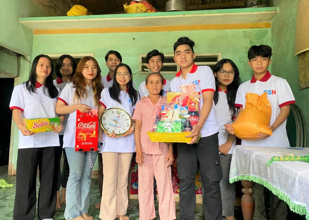 CLB tặng những món quà tết cho bà Lê Thị Nga. Ảnh: BTC