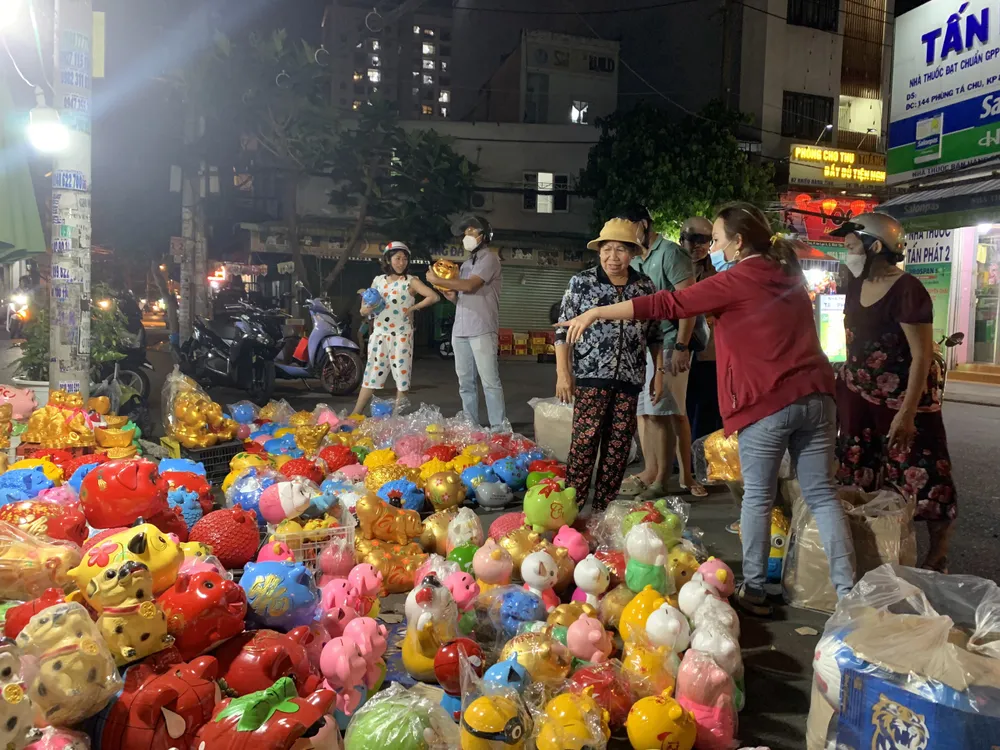 Đông đúc người dân đổ xô mua heo đất nhân ngày vía Thần Tài 2023. Ảnh: THẢO PHƯƠNG