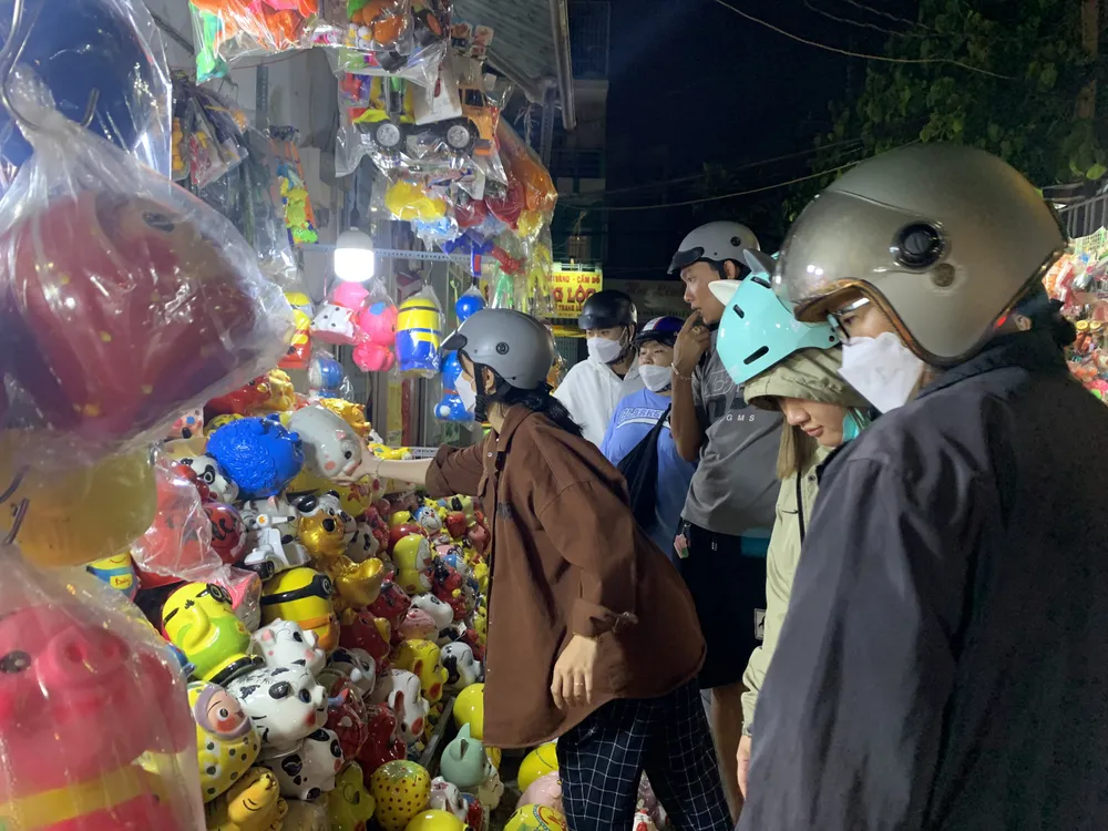 “Tôi mua heo đất vào ngày này với mong muốn cả năm sẽ tiết kiệm, tích luỹ được nhiều hơn. Nếu làm nhiều mà tiêu nhiều thì cũng không dư được bao nhiêu. Tiền tiết kiệm xem như thành quả trong một năm mình chăm chỉ kiếm được, để cuối năm về quê mua quà Tết cho gia đình, trả hiếu bố mẹ, lo cho tương lai” - chị Ngọc bày tỏ. Ảnh: THẢO PHƯƠNG