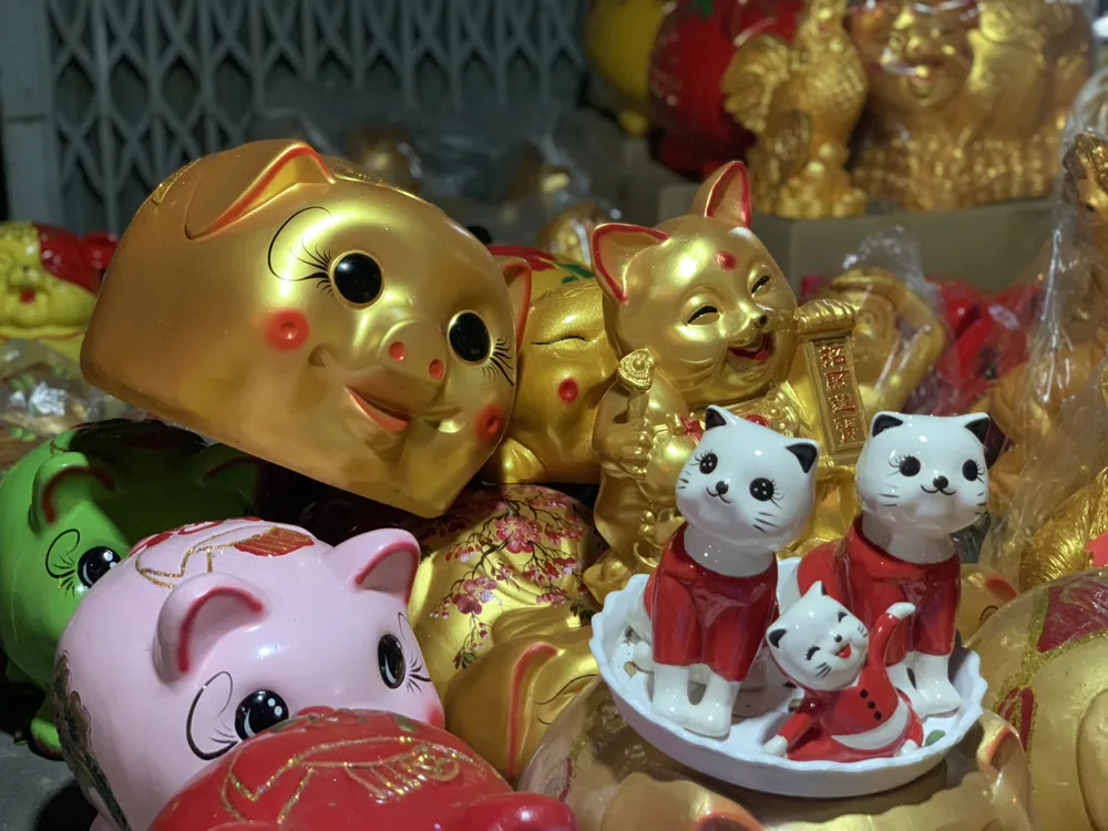 Bà Tuyết nói: “Tết này các cháu được mừng tuổi, bao lì xì để tứ tung trong nhà nên tôi mua heo cho các cháu nhét ống tiết kiệm. Hôm nay cũng là ngày vía Thần Tài, mình không có tiền mua vàng thì mua heo cho con cháu tiết kiệm. Đây cũng xem như phong thuỷ để xin vía tiết kiệm, cuối năm sẽ đập để các cháu sắm Tết”. Ảnh: THẢO PHƯƠNG