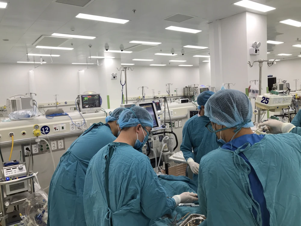Các bác sĩ khoa Hồi sức tích cực chống độc tiến hành kỹ thuật ECMO cho bệnh nhi. Ảnh: BVCC